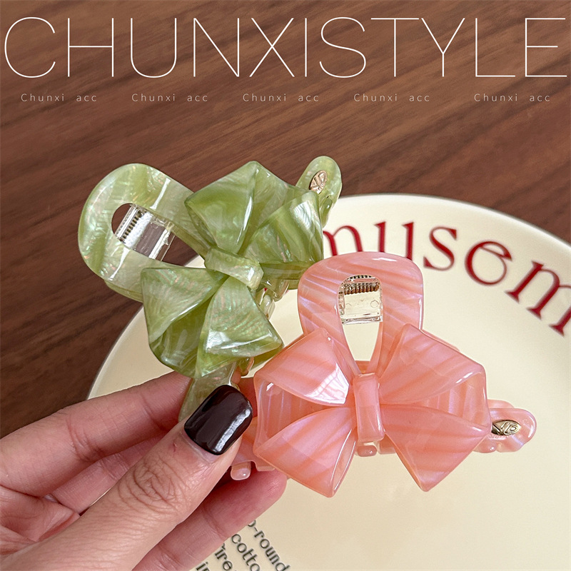 Korean acetate design sense three-dimensional bow gripper, high-end and elegant style gripper, light luxury shark clip hair clip Application Scenario