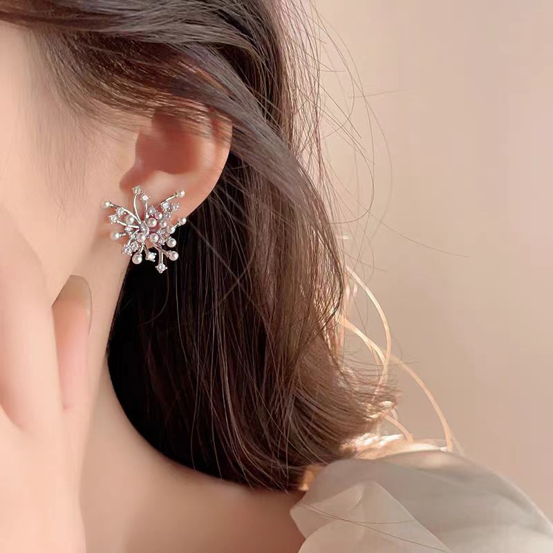 The Nebula pearl stud earrings, the same style as Liu Yifei's, exude a sense of high-end luxury and a touch of light elegance. They are a new bestseller for women in 2025 details Picture