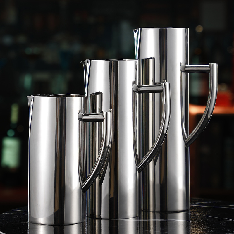 Thickened stainless steel straight water jug, bar KTV cocktail jug, Western restaurant cold water jug, large-capacity juice jug Application Scenario