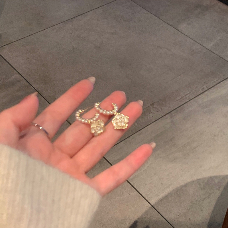 The S925 silver needle French retro white camellia earrings exude an ethereal charm, are fashionable and versatile, and offer a high-end feel full figure