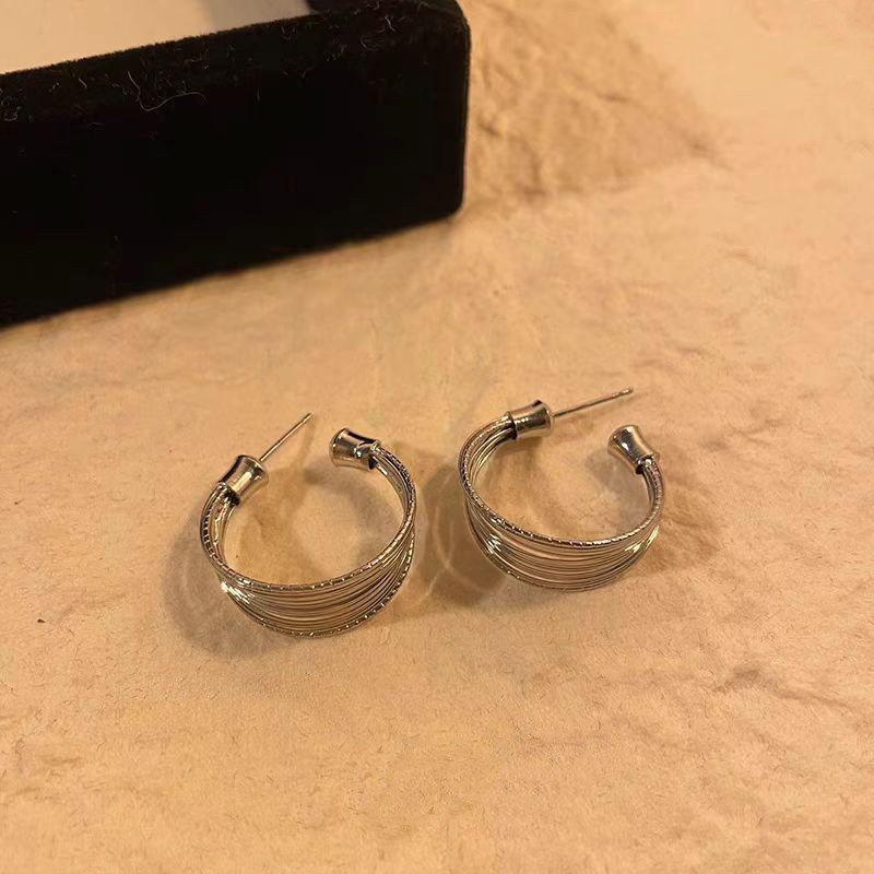 The simple and versatile metallic silver multi-layer coil C-shaped earrings exude a feminine charm, a high-end and cold style, and a niche design sense Specification drawing