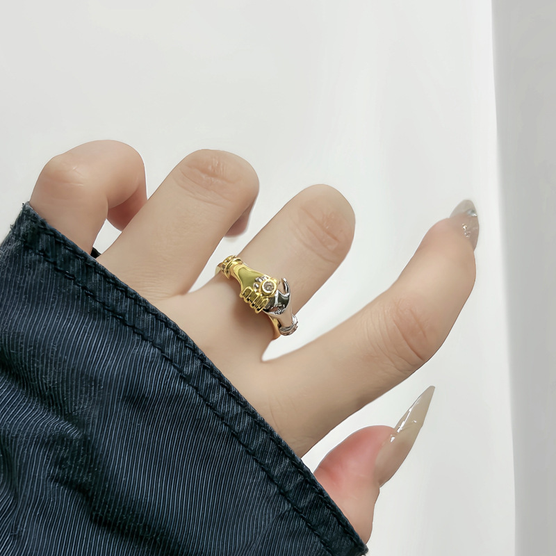 New creative hand-holding personalized couple rings, hugging hands, niche design, fashionable, Instagram trendy and simple rings Specification drawing