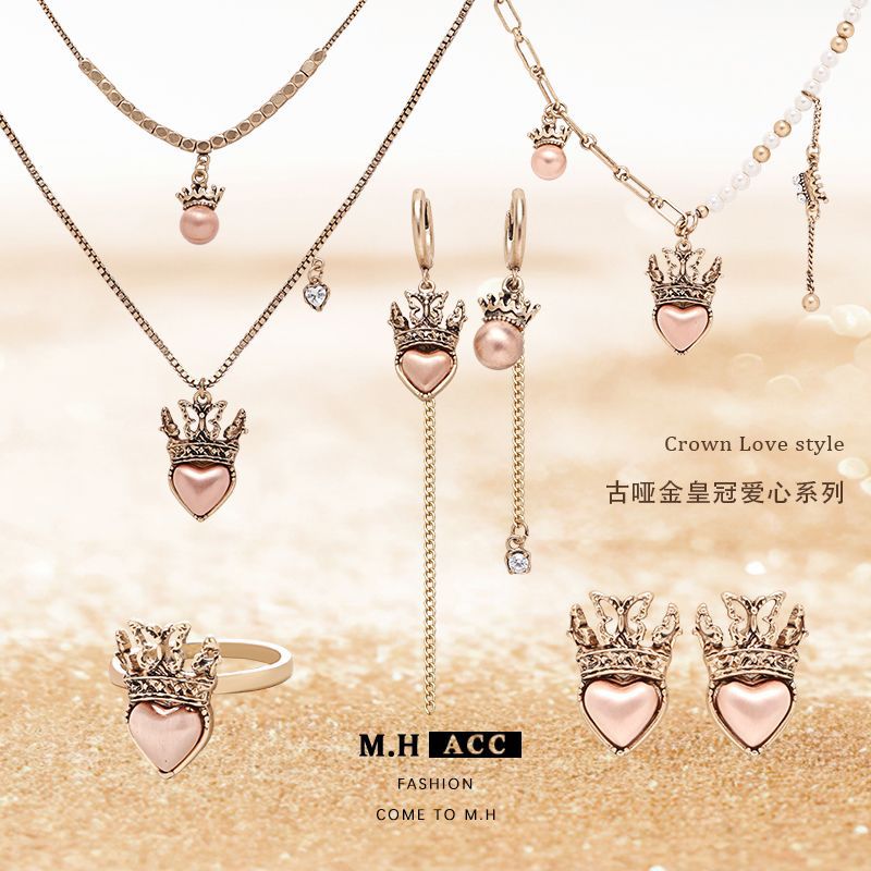 Original matte gold crown heart-shaped necklace accessory, high-end and niche collarbone chain, European and American style fashionable and elegant pendant full figure