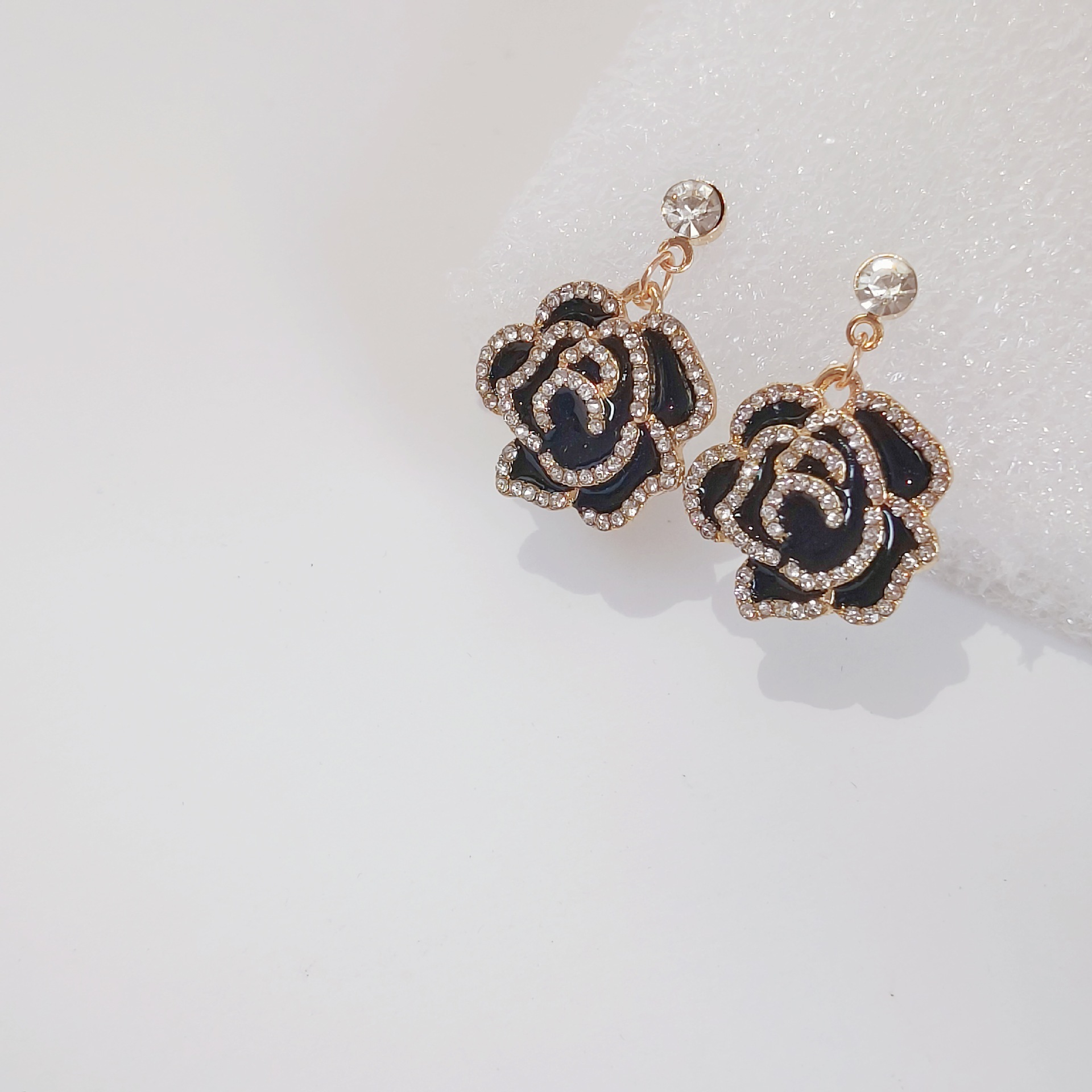 "Black Mountain Camellia" French Camellia ear studs with a delicate fragrance for women, a new style of high-end floral earrings Specification drawing