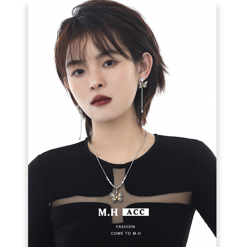 Retro butterfly necklace that doesn't fade, summer metallic collarbone chain for women, original light luxury ins style high-end necklace details Picture
