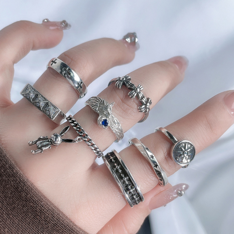 A retro, cool, aged, individualistic punk open-mouth ring for women, an Instagram cold style, fashionable and elegant index finger ring accessory full figure