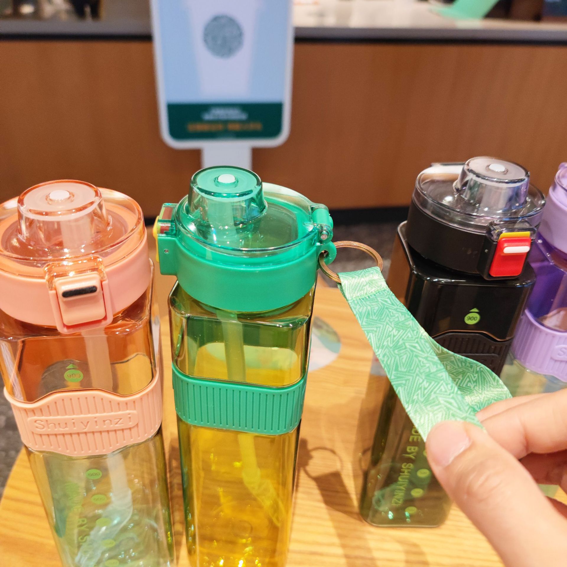 Cross-border square straw plastic water cup, simple and colorful scale 900ml outdoor portable hand-held water bottle sticker Specification drawing