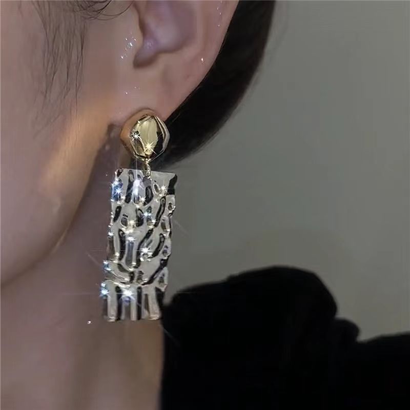 New metallic style, color-blocking geometric long stud earrings, women's light luxury, versatile, elegant and high-end earrings, internet-famous earrings Application Scenario