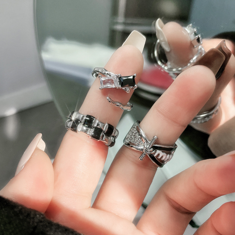 A woman with an irregular checkerboard pattern and color-blocked star fashion open ring, a woman with a cold style and simple personality on Instagram Application Scenario