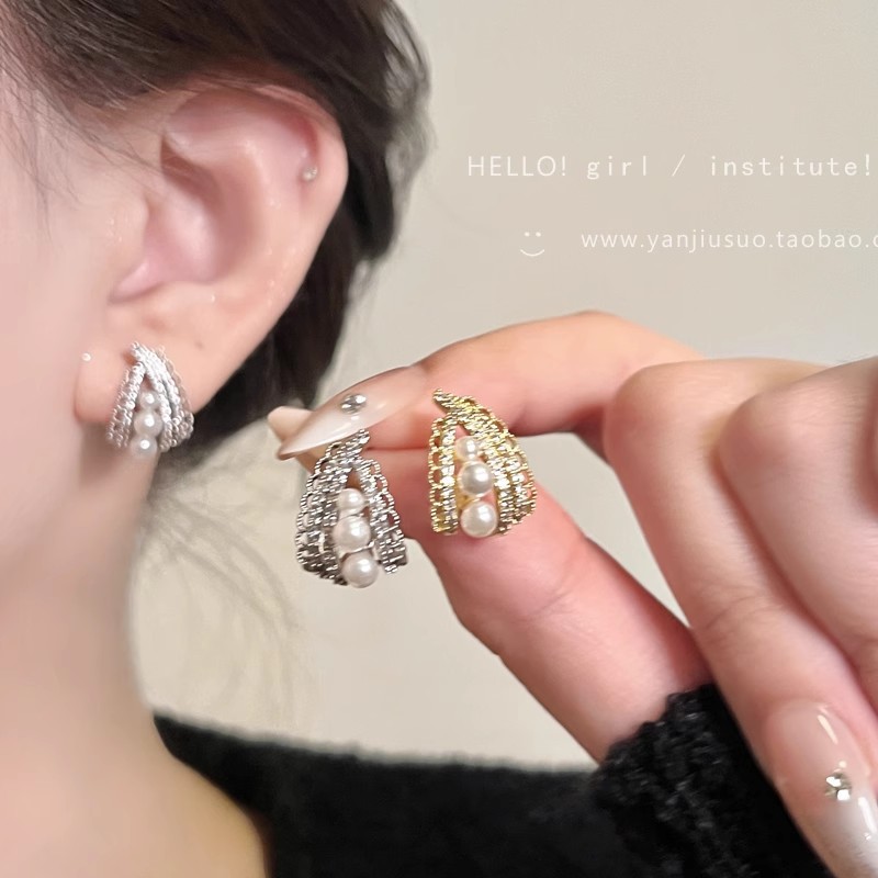 Micro-inlaid zircon lace pearl stud earrings for women, a niche high-end, light luxury and elegant look, Korean retro fashion earrings full figure