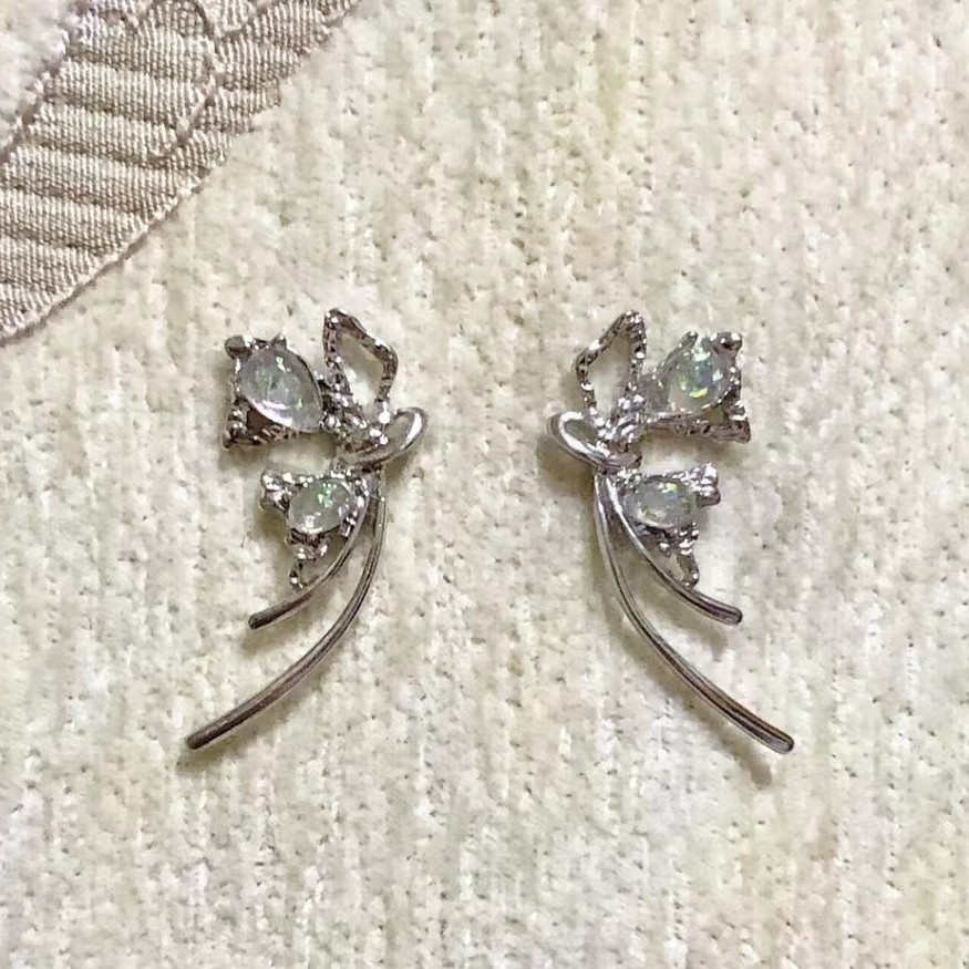 In 2025, the high-end, hollowed-out butterfly stud earrings will be a trendy girl's Instagram minimalist and elegant, niche design, light luxury and fashionable earrings Specification drawing