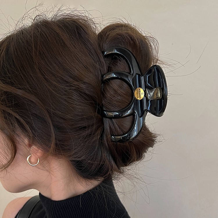 The 2025 new black large pumpkin claw clip is a high-end female hairpin at the back of the head, with a niche and elegant shark clip headwear full figure