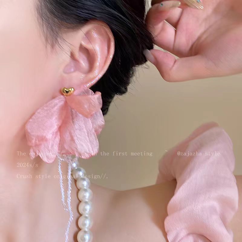 Mint Mambo flower tassel earrings for girls' early spring 2025 new bestsellers, design sense resort-style stud earrings Application Scenario