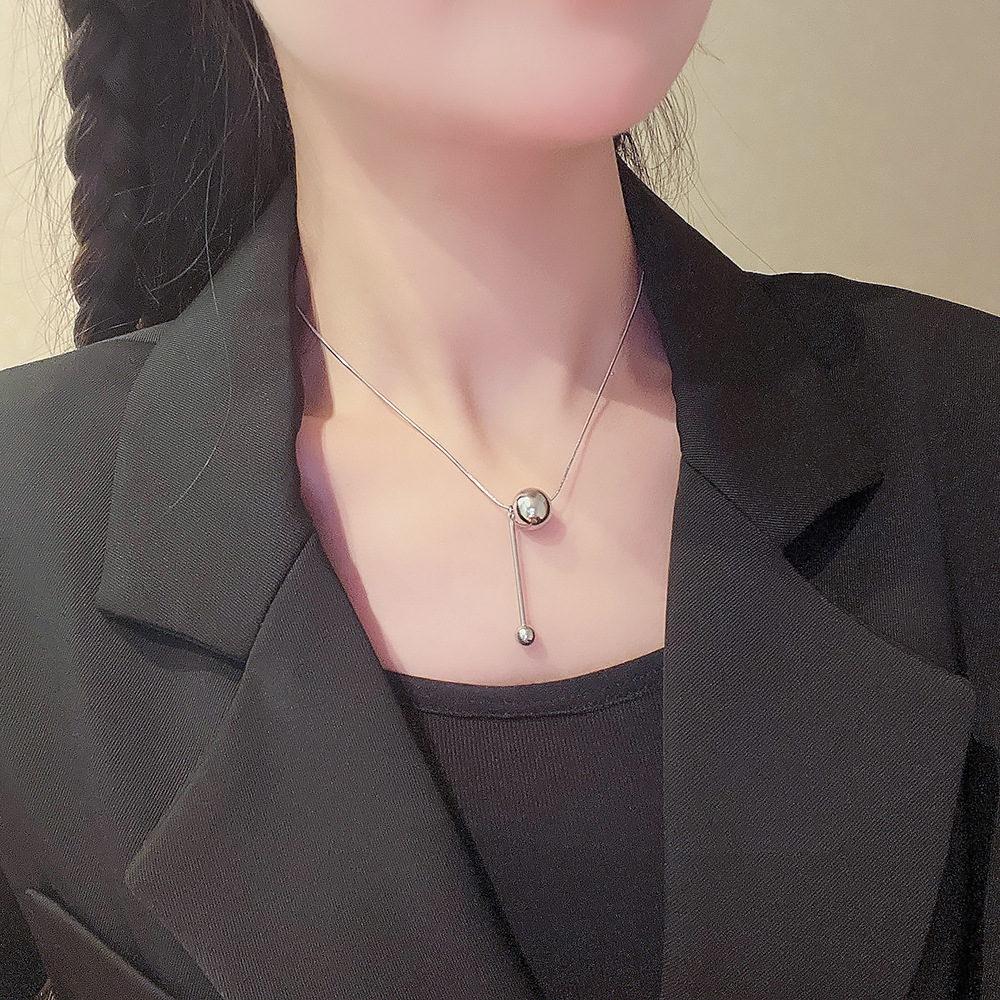Titanium steel necklace, versatile for women, hot girl, metal round ball, cold style collarbone chain, niche design, high-end style, ins accessories Application Scenario