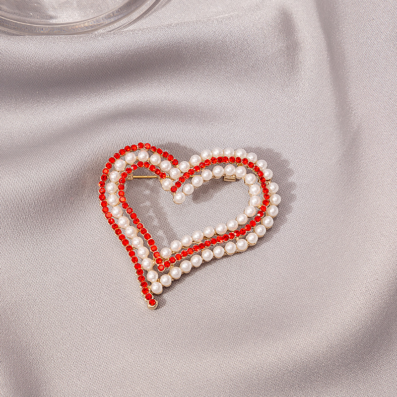 A French romantic and sweet heart-shaped brooch with a girlish heart, studded with pearls in contrasting colors, and featuring an exaggerated large peach-shaped heart badge for a woman Specification drawing