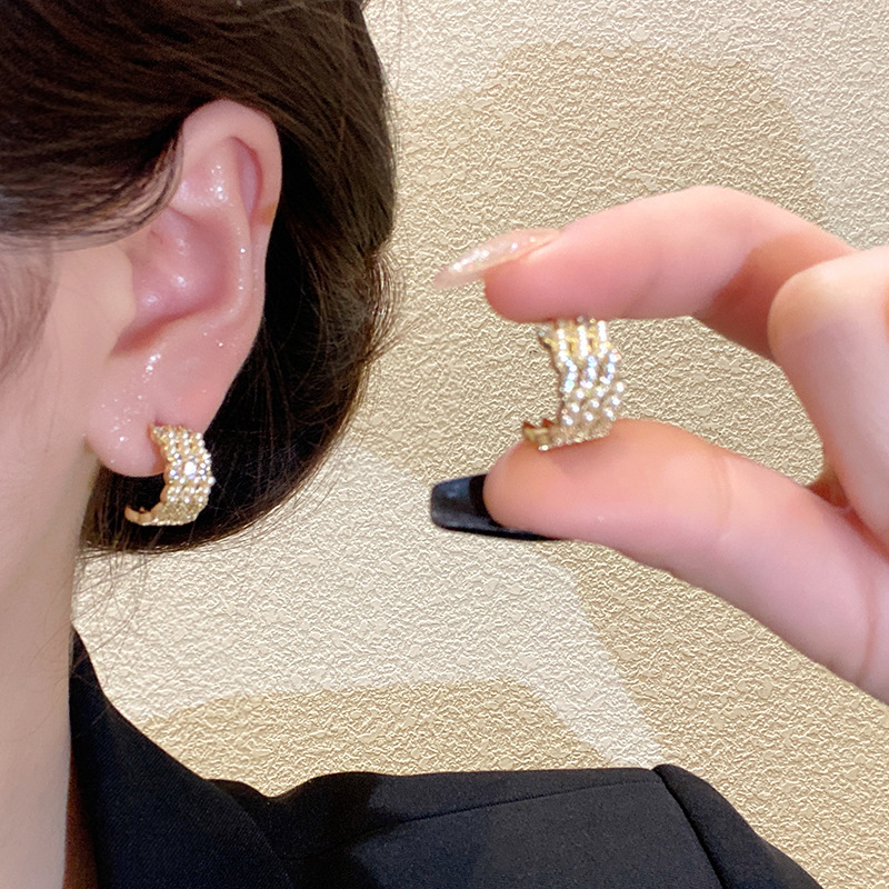 Exquisite micro-inlaid zircon C-shaped pearl earrings, women's design sense geometric stud earrings, the same style as the Internet celebrity 925 silver needle earrings details Picture