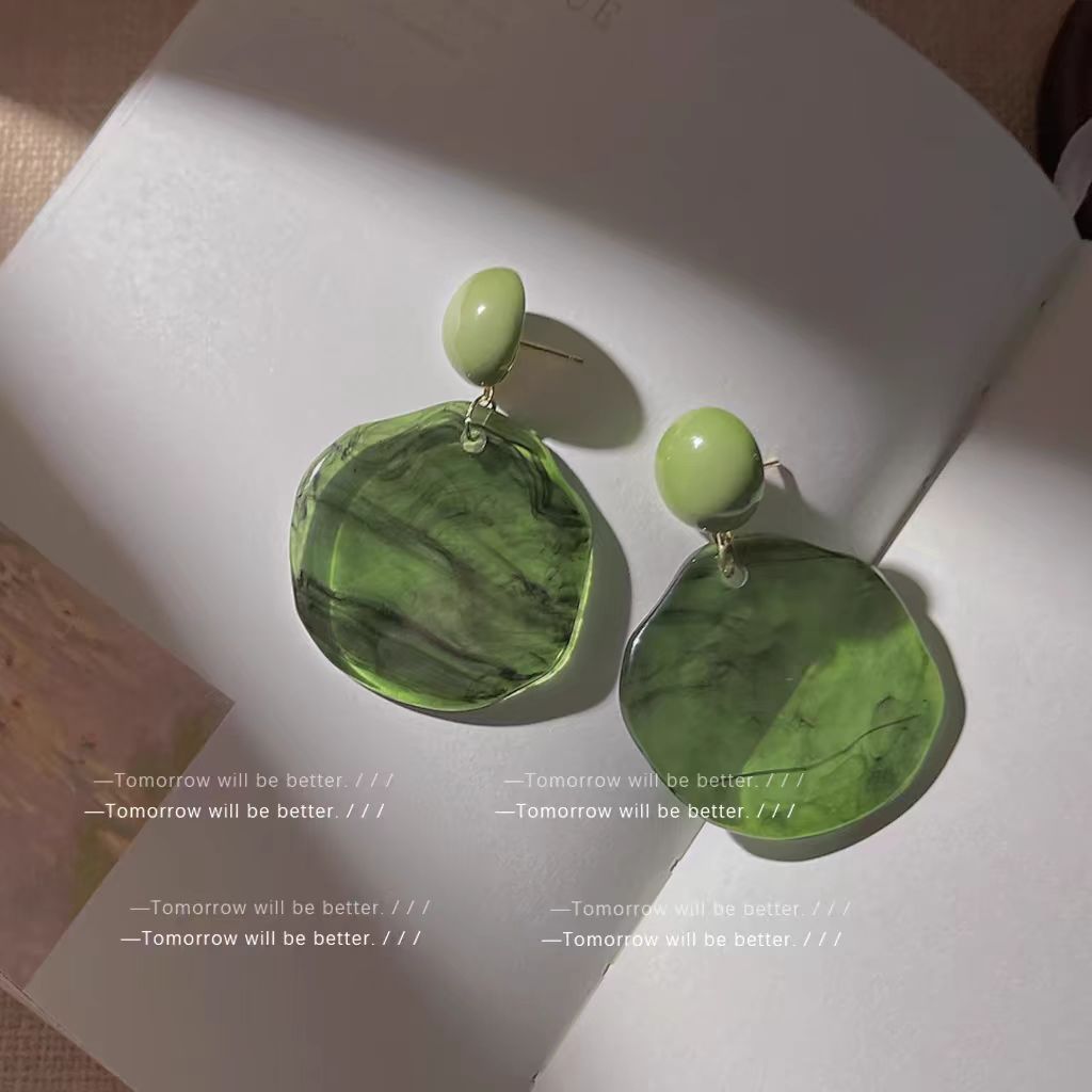 Retro French misty dark green earrings, Hong Kong-style exaggerated irregular blurred stud earrings, and unique female ear clips Application Scenario