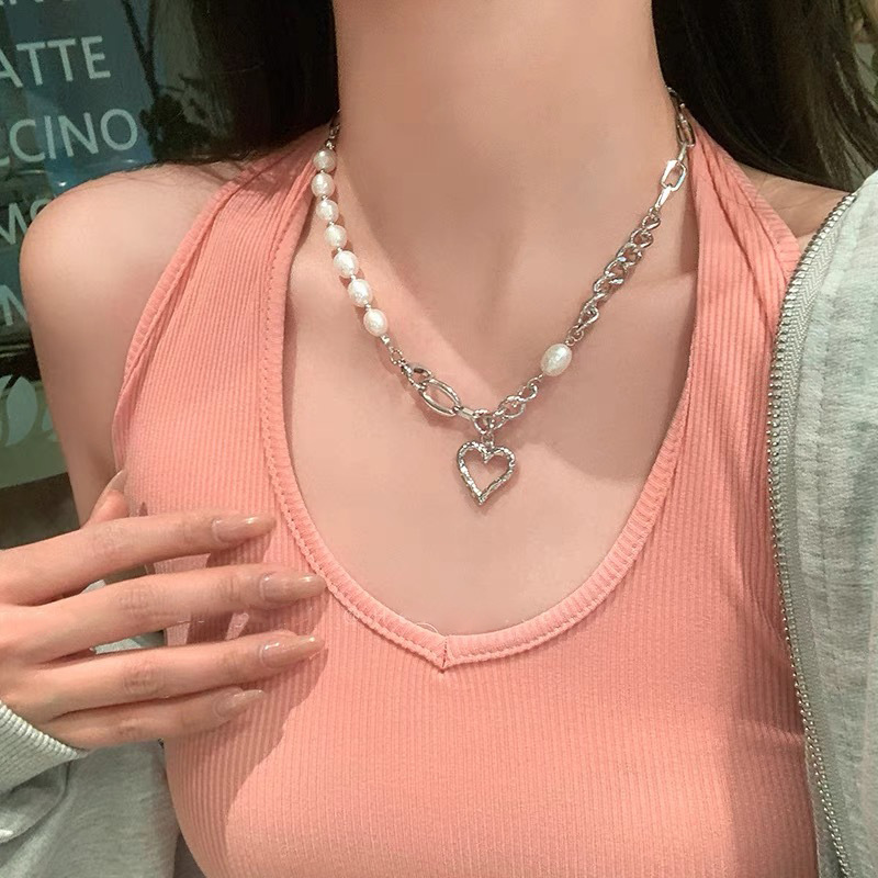Heart-shaped pearl necklace, a niche design for women, hip-hop and hot girl collarbone chain, a minimalist and individual accessory in a cold style on Instagram full figure