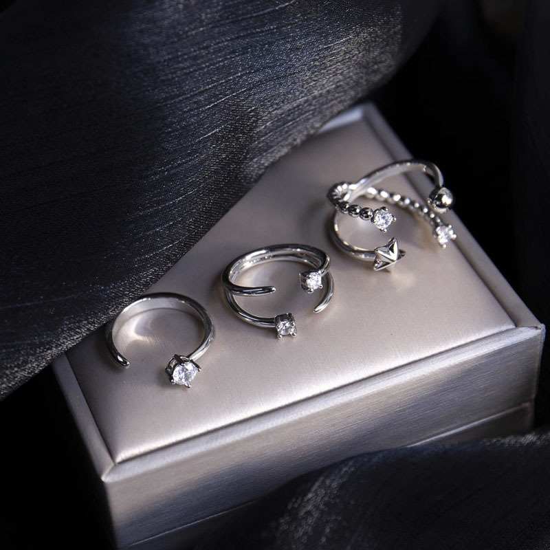 The ring actress Moon style combination ring accessory is exquisite, fashionable and versatile. It's an Instagram minimalist and unique ring with a cold style Specification drawing