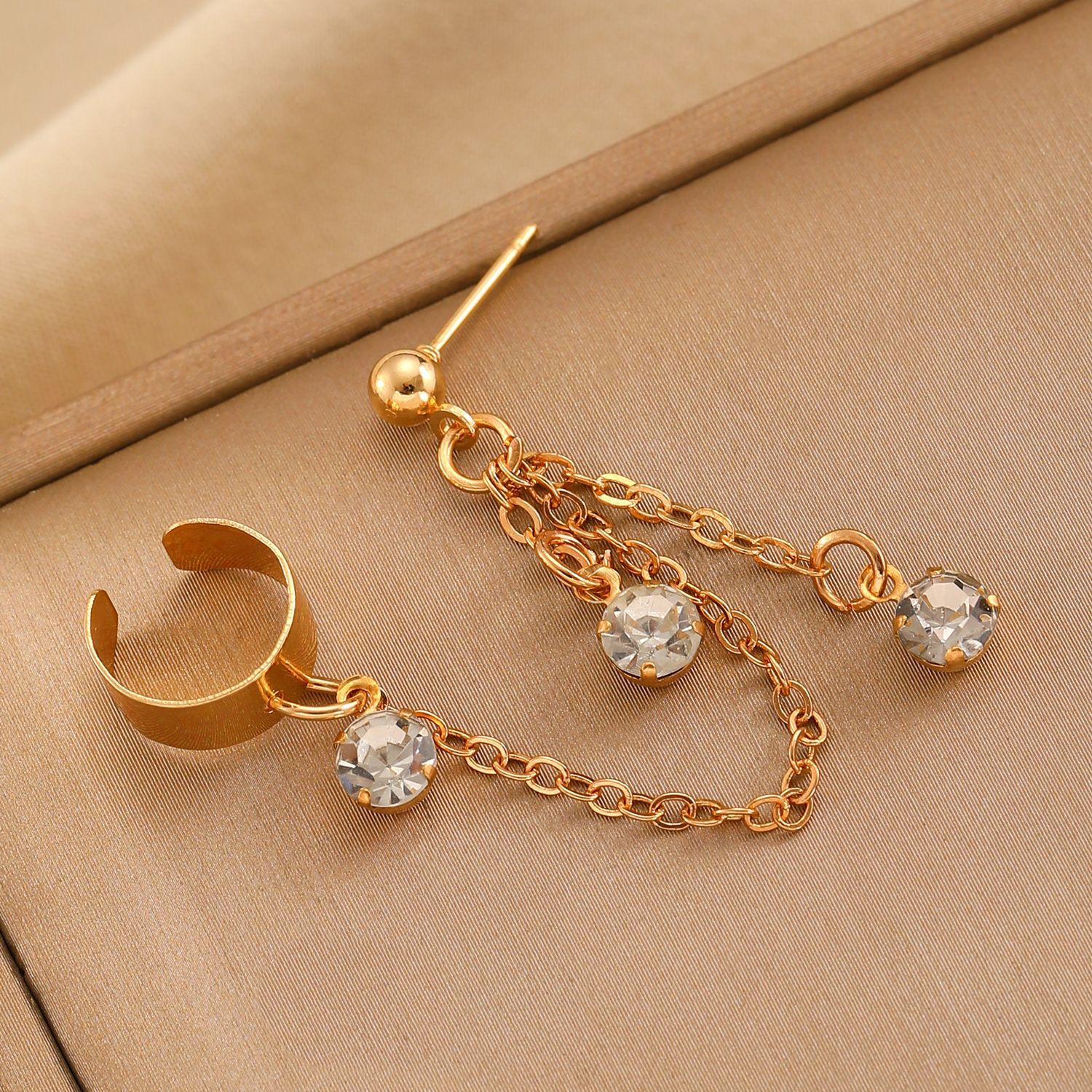 Wholesale of cross-border simple single-sided fringed ear studs, ear bone clips, one-piece ear hangers, and niche women's accessories from Europe and America Application Scenario