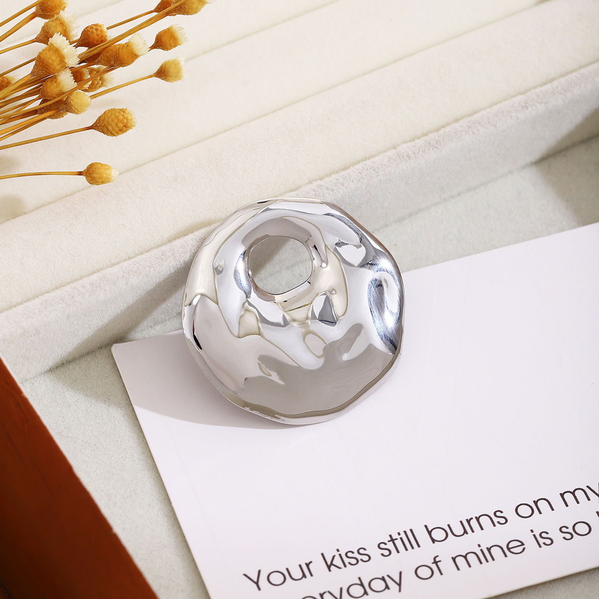 Cross-border European and American circular hollowed-out texture brooch for women, with a light luxury and high-end feel, simple ins style irregular fashion pin Application Scenario