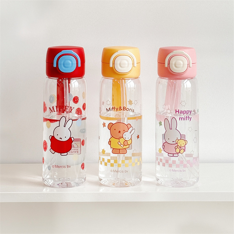 The official Miffy Trampoline sports student water cup is cute and cartoonish, portable for going out. The tritan cup is of high appearance level for girls details Picture