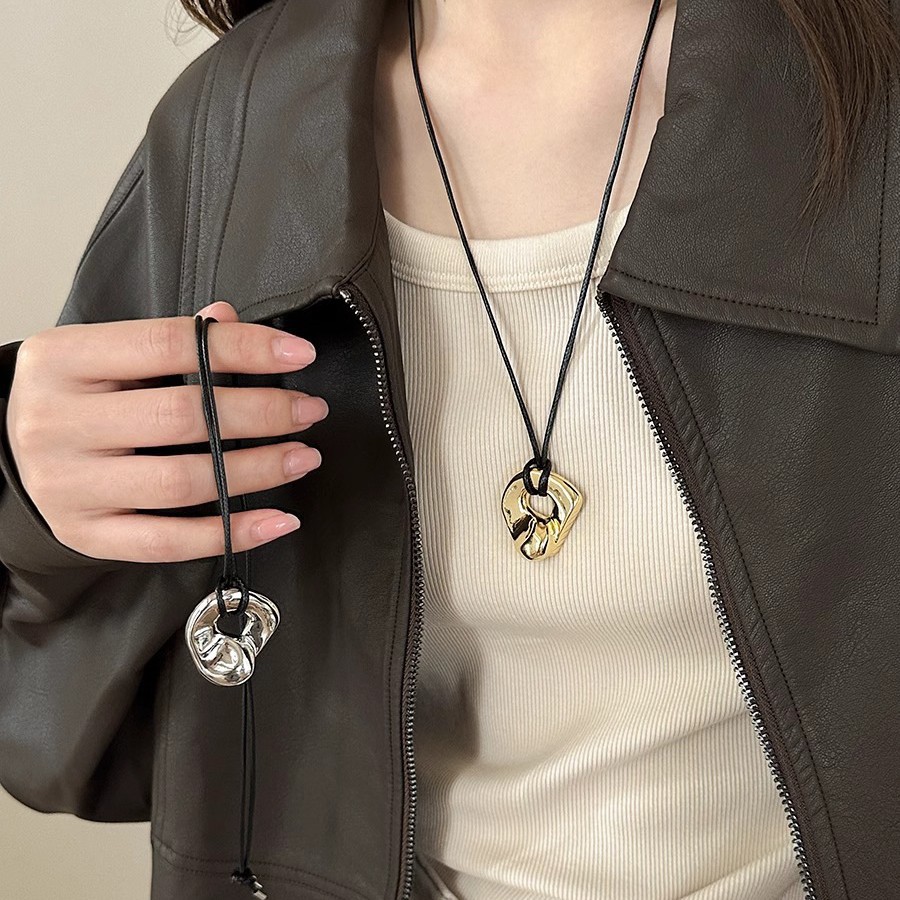 Light luxury hollowed-out pendant, leather rope, sweater chain, long necklace for women, 2024 new style, collarbone chain, niche accessory full figure