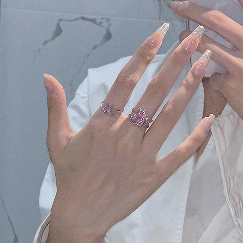 This is a unique and sweet ring designed for women, with a touch of fashion, individuality, and a high-end, light luxury, and cold style. It's an ins index ring details Picture