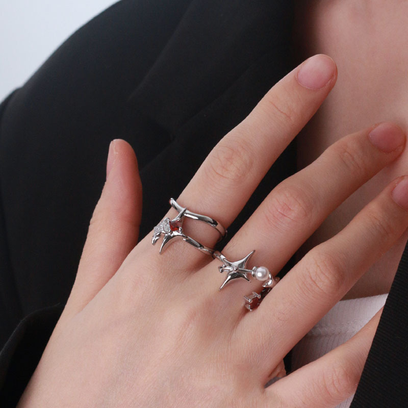 The trendy, light luxury and niche design of the red zircon starlight open ring exudes a sense of sophistication for women and a sweet, cool and spicy personality ring Application Scenario