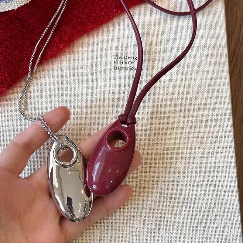 This is a red Ankela pendant necklace that is the same style as the Korean Instagram blogger. It is a versatile necklace and collarbone chain with a unique female feel details Picture