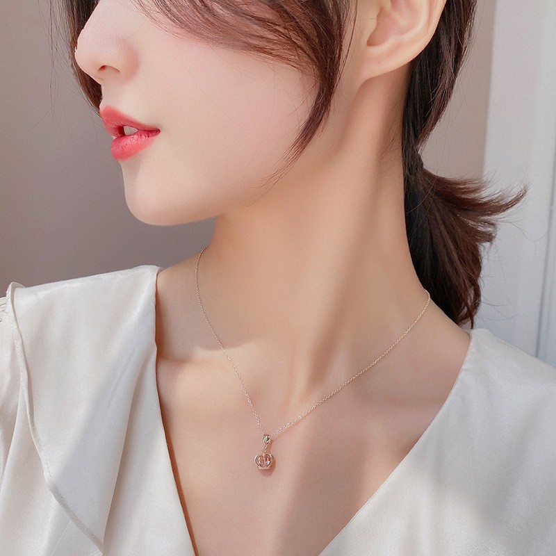 This is a light luxury necklace with a niche design sense in the style of Japanese and Korean Instagram. It features a fashionable and elegant zirconium-inlaid collarbone chain and is a popular online hit Application Scenario