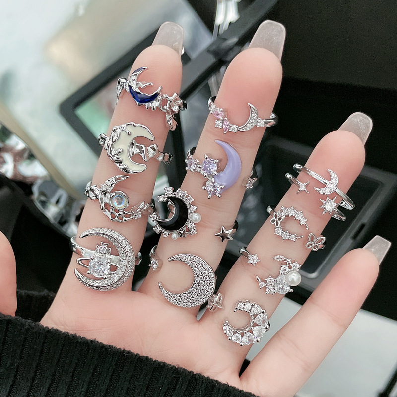This is a light luxury moonlit ring with a niche design from Japan and South Korea. It is a versatile and elegant index finger ring with a cold style full figure