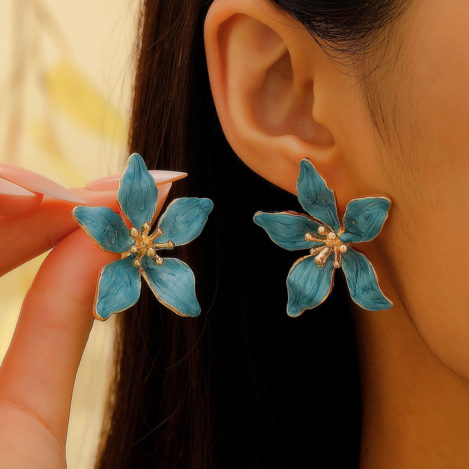New cross-border sweet and elegant oil-dripping flower stud earrings for women in an ins style, retro, elegant and fashionable alloy petal earrings details Picture