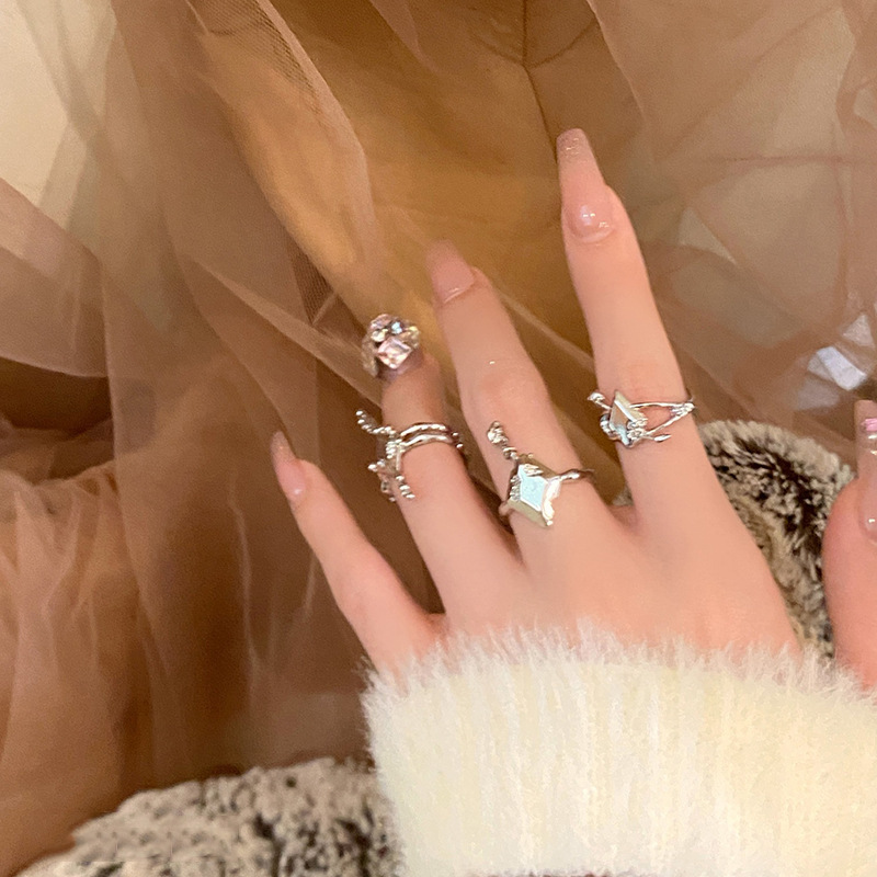 A trendy, cool and high-end ring for women with an irregular liquid rhombic star-shaped ring stacked on top details Picture