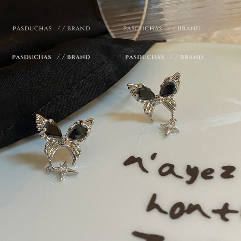 Cold and stylish black butterfly stud earrings, a niche design for women, exudes a sense of sophistication and is unique and versatile. Wholesale zircon tassel earrings Application Scenario
