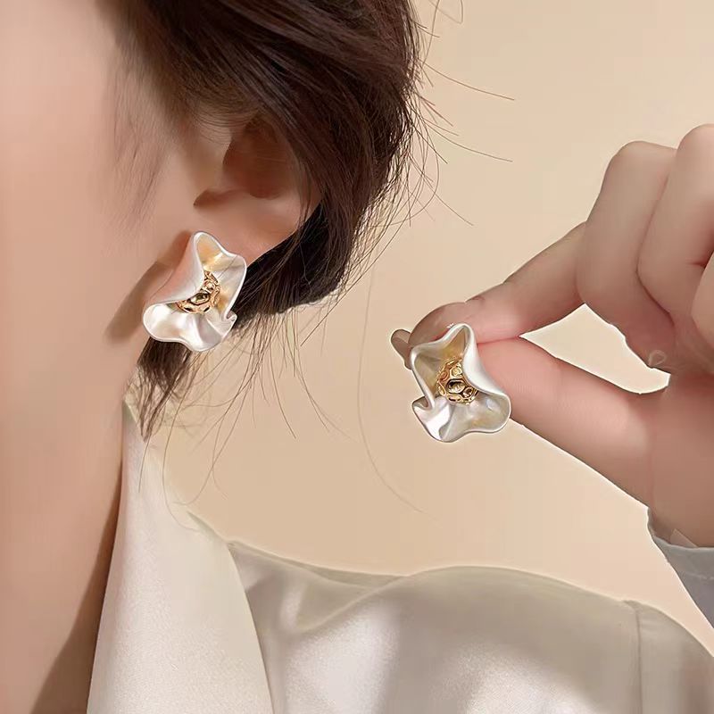 Light luxury, high-end, elegant and grand matte petal earrings, unique and niche stud earrings for women, a new bestseller in 2025 full figure