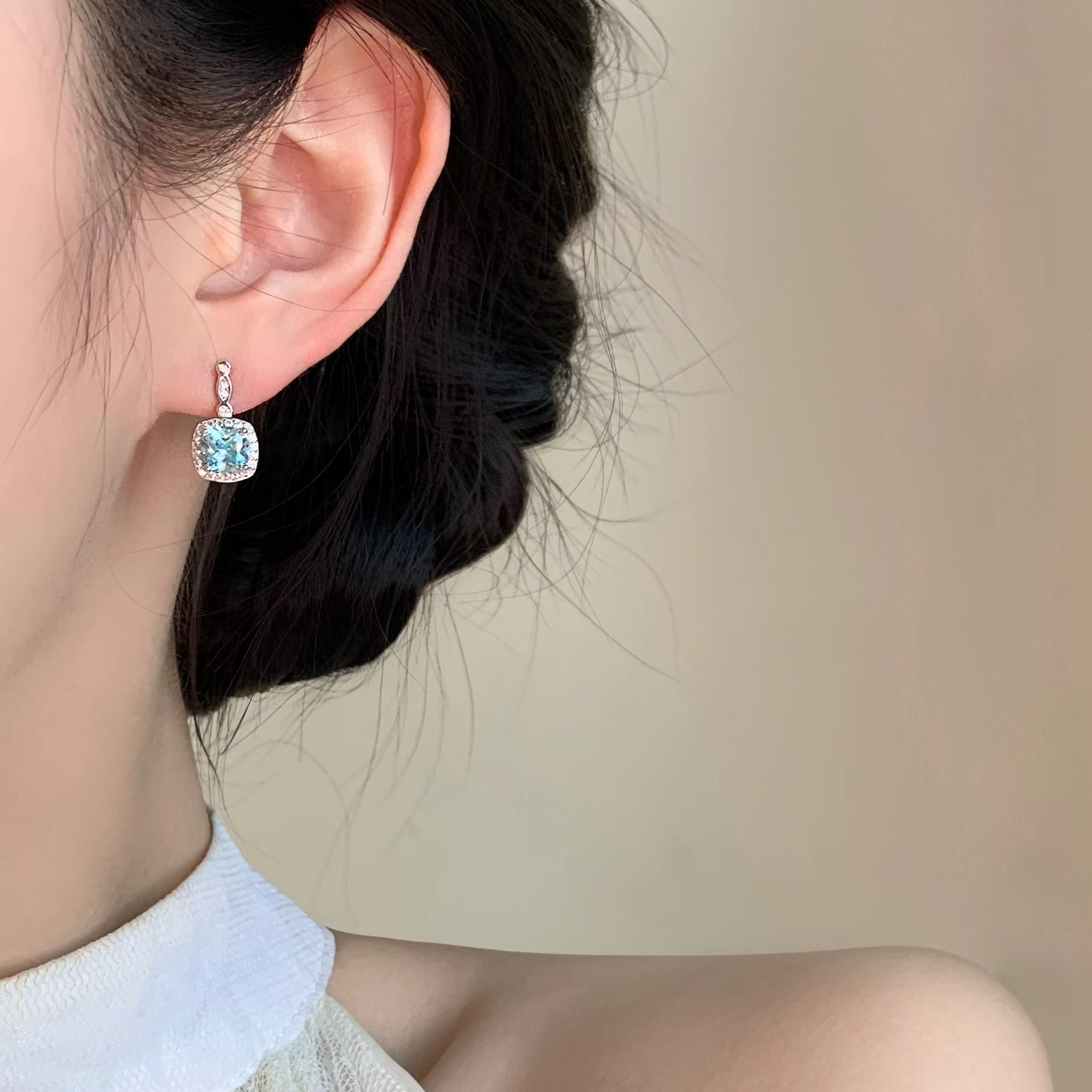 French retro, exquisite and dazzling ice-refined blue zircon stud earrings with full diamonds, a niche and high-end look details Picture