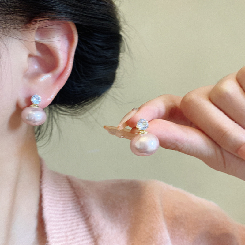 Korean-style elegant diamond-encrusted pearl stud earrings for women's autumn and winter, fashionable, light luxury and unique earrings, versatile and design-savvy earrings Application Scenario