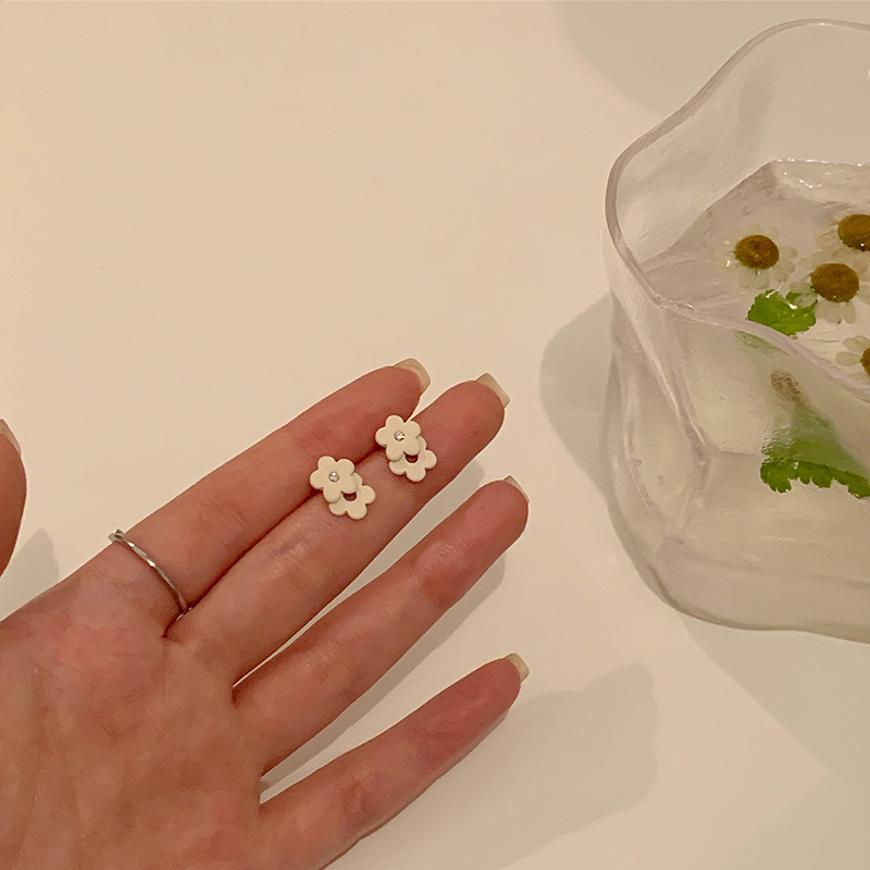 The Korean royal blue flower-shaped stud earrings feature a niche design for women, with a simple and compact style. It's a trendy new design in 2025 Specification drawing