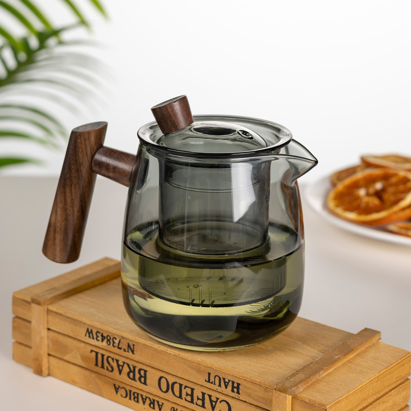 The glass teapot exudes a sense of sophistication. It is a household tea and water separation cup for brewing tea. A single teapot is used for one person to brew tea with a tea set full figure