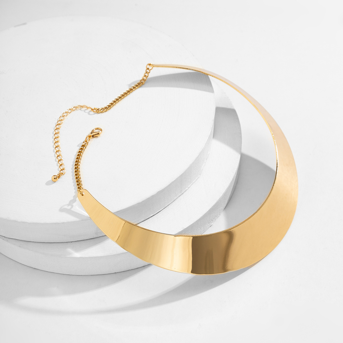 European and American cross-border jewelry, hip-hop personality, metal punk necklace, choker style, cold and elegant geometric necklace Application Scenario
