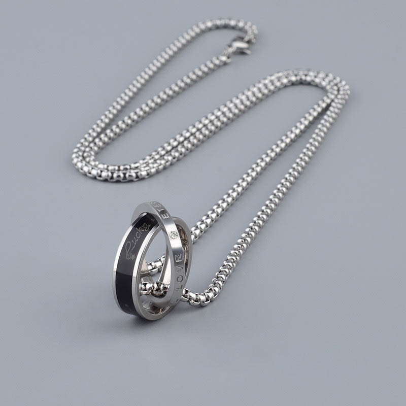 Titanium steel double-ring fashionable interlocking necklace, trendy hip-hop simple collarbone chain, niche design, warm ring pendant Application Scenario