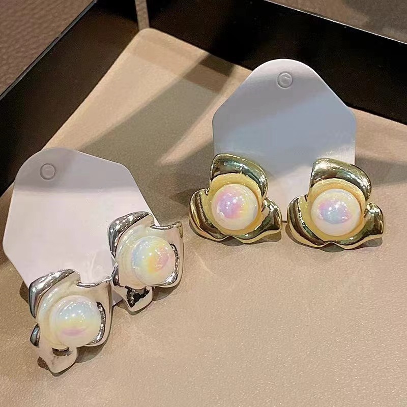 Metal flower mermaid pearl earrings, a niche and high-end style, elegant stud earrings, French fashion, individuality and versatile earrings Specification drawing