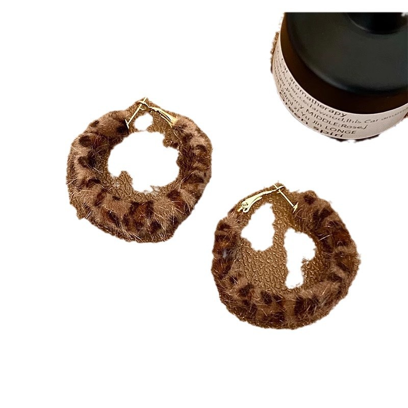 Trendy Hong Kong-style leopard print short fleece ear loops and stud earrings, classic and niche design earrings for autumn and winter, cool and stylish earrings for women Item Picture