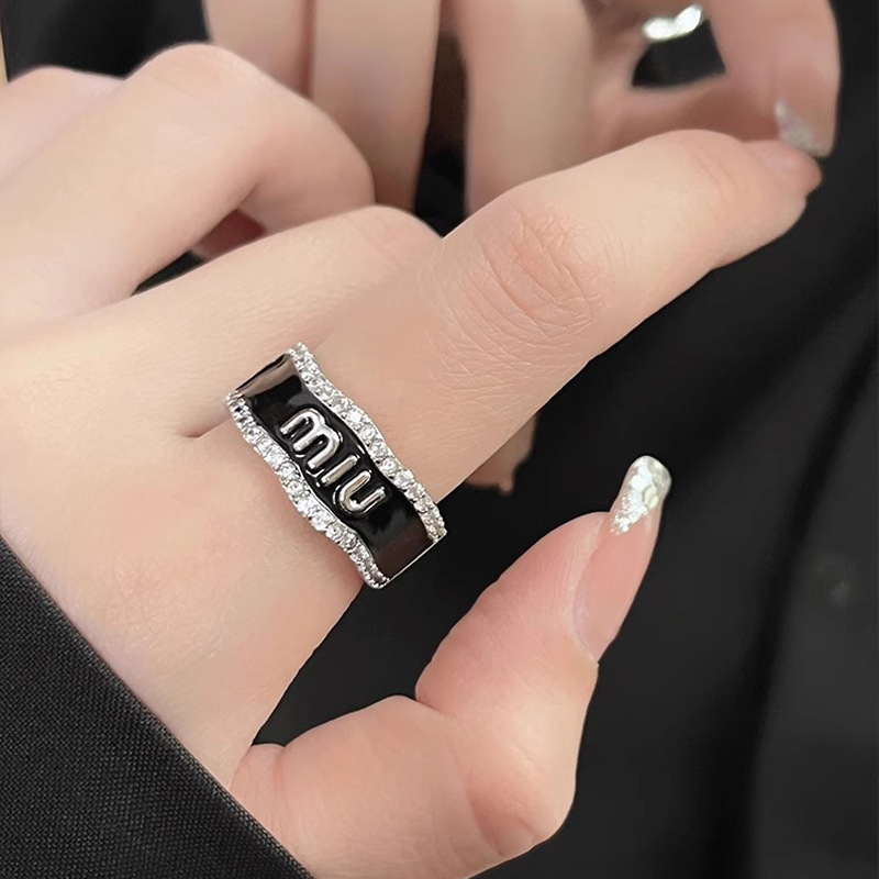 A niche letter ring for women, with a light luxury and high-end feel, and a diamond-encrusted index finger ring. It's an Instagram personalized and fashionable couple ring trend Specification drawing