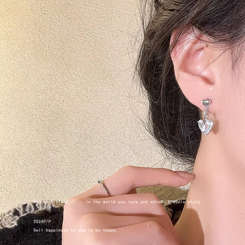 "Heart full of waves!" Zirconium heart-shaped tassel earrings for women, a unique and high-end look, sweet stud earrings, and versatile and elegant earrings Application Scenario