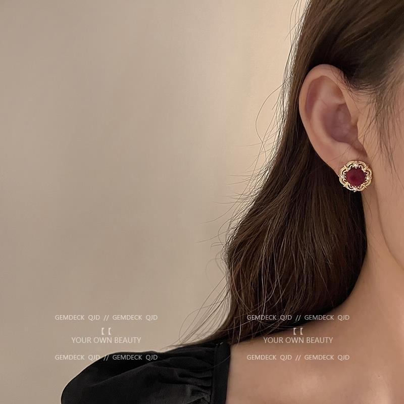 French retro wine-red velvet stud earrings, a niche design for women, exude a sense of elegance and trendy pearl earrings Application Scenario