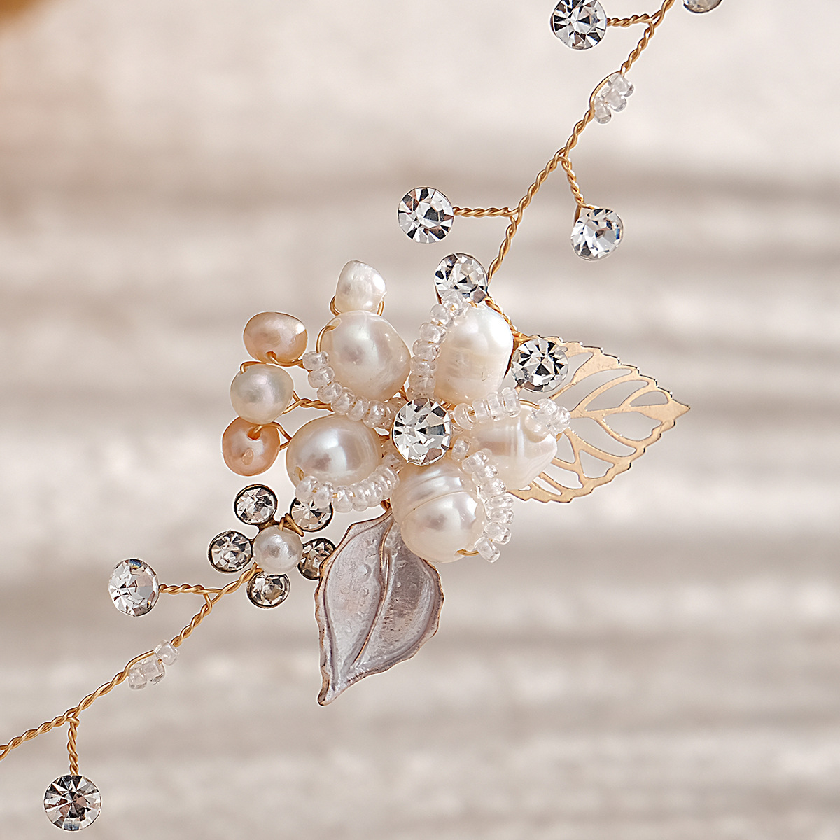 European and American forest-themed bridal hair accessories, beautiful leaf hair bands, exquisite handcrafted headwear, rhinestones, freshwater pearls, updo hair bands Application Scenario