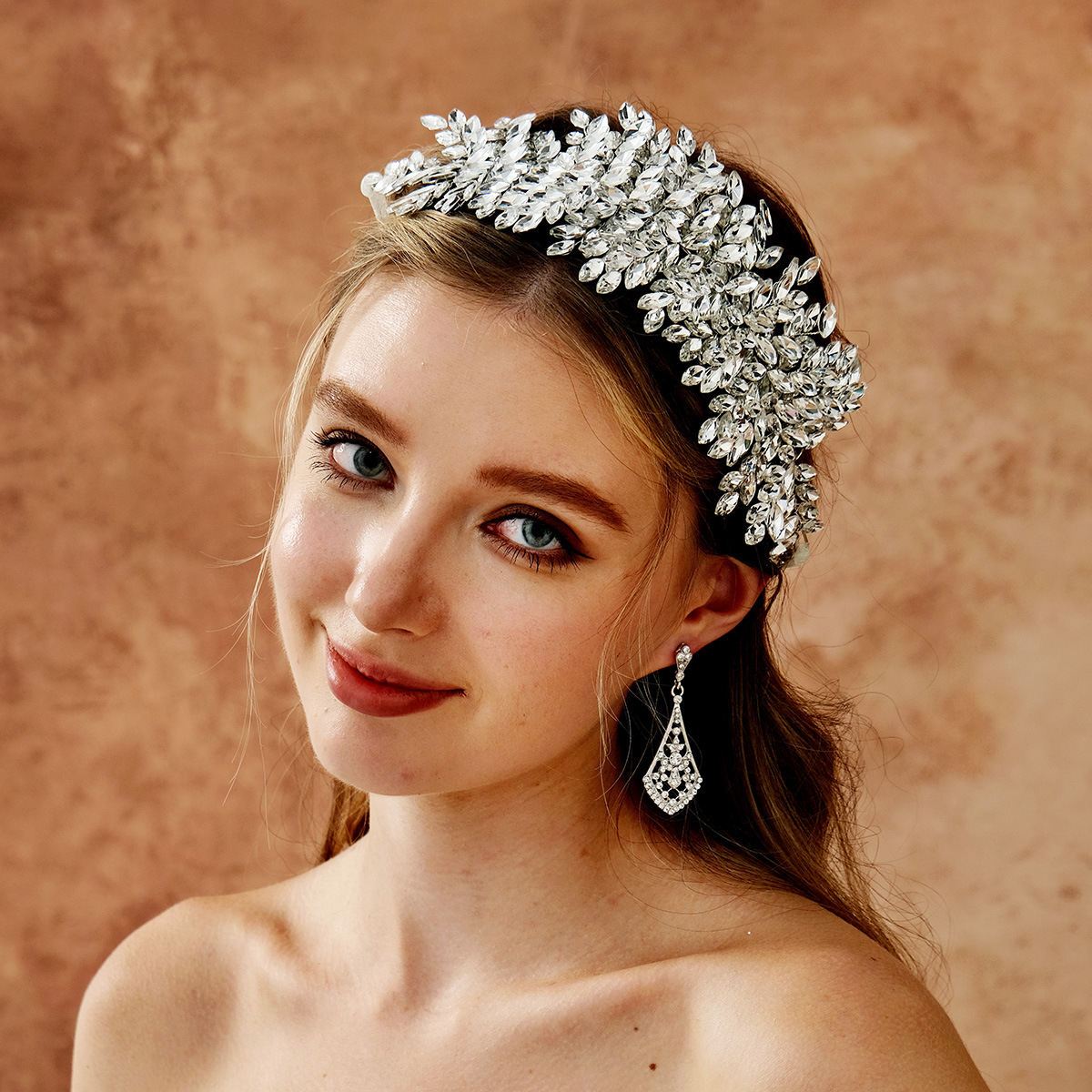 Cross-border bride hair band, exaggerated wedding performance, catwalk, crystal headwear, luxurious, super sparkling water diamond, heavy craftsmanship, handcrafted hair band full figure