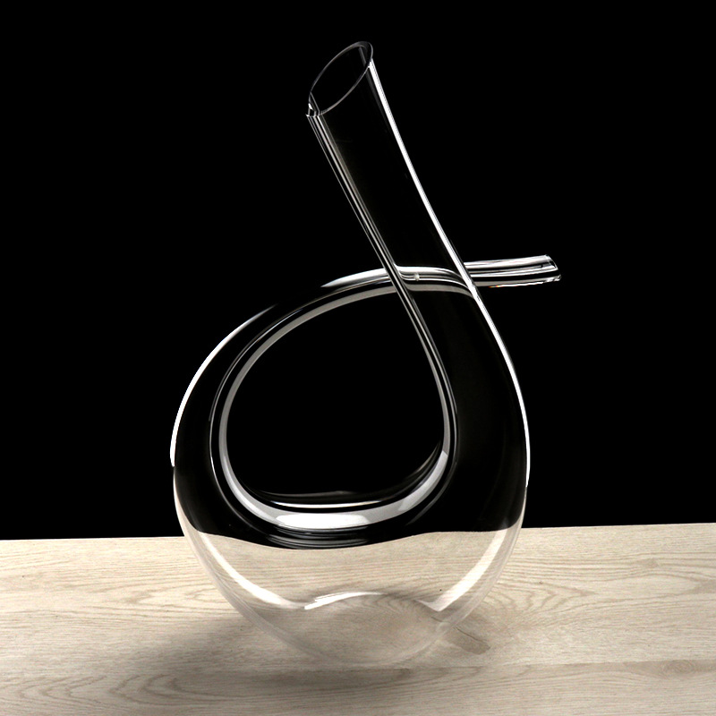 Handcrafted crystal decanter, 6-character decanter, harp, red wine decanter, wine decanter, wine pouring and distribution device Application Scenario